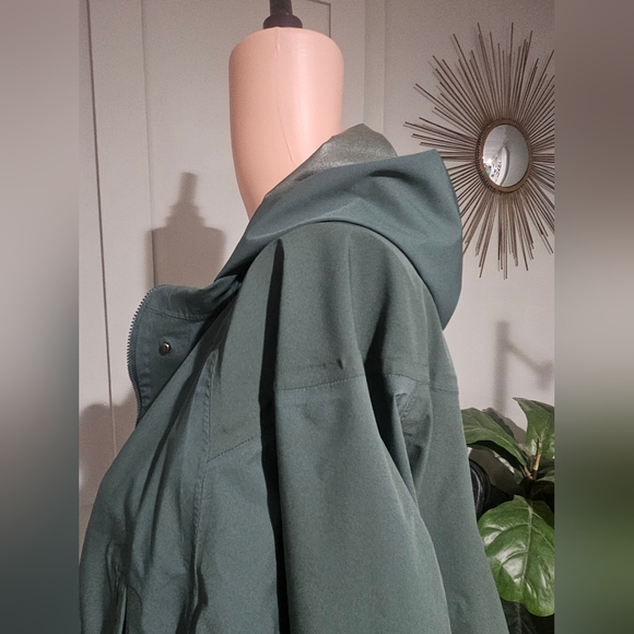 FABLETICS Cropped Hooded Jacket – Green | Lightweight Performance Layer. Small - Picture 9 of 16